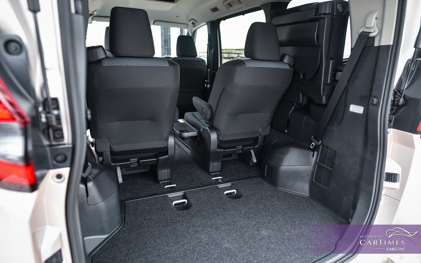 Toyota Noah Hybrid photo 13